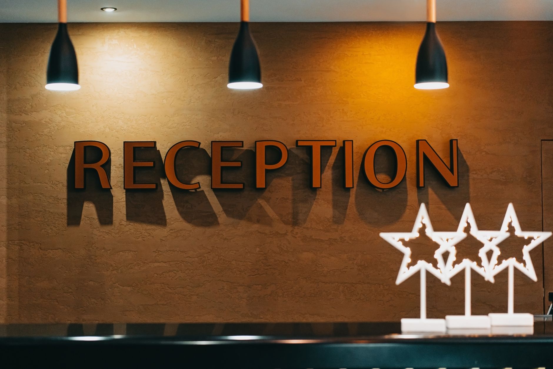 Hotelreception med skiltet Reception på væggen