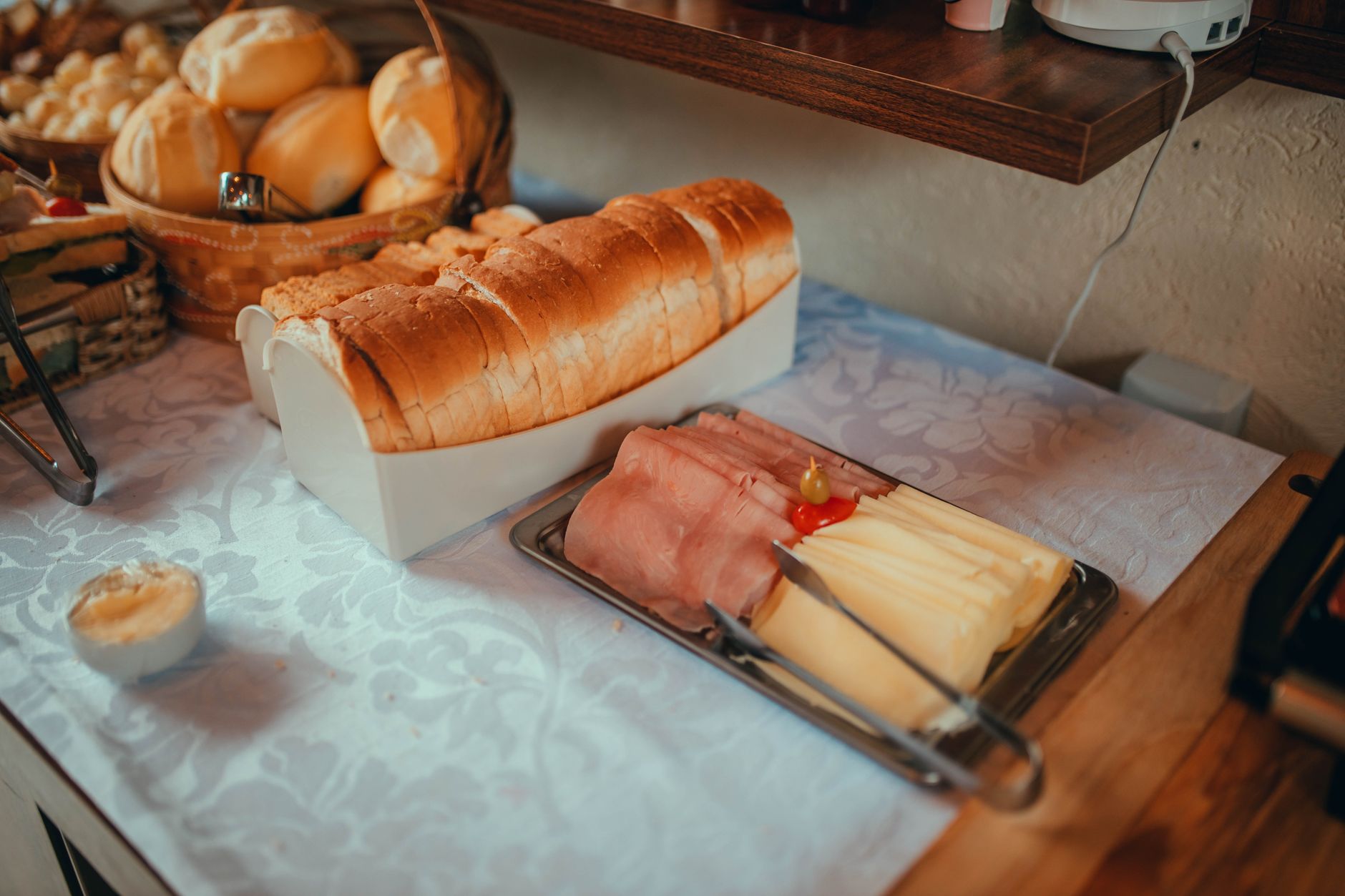 Morgenmadsbuffet med brød, pålæg og ost