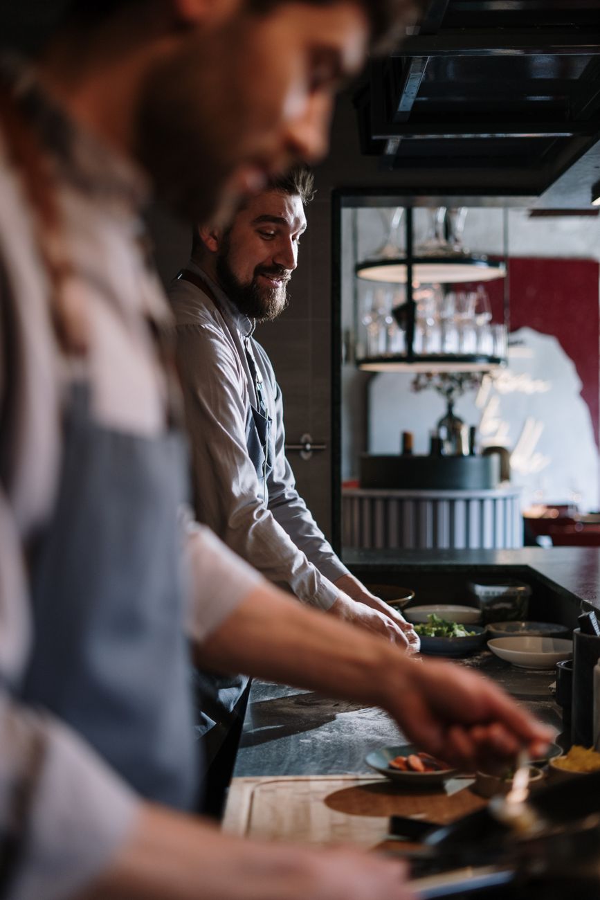 Kokke arbejder i et travlt restaurantkøkken